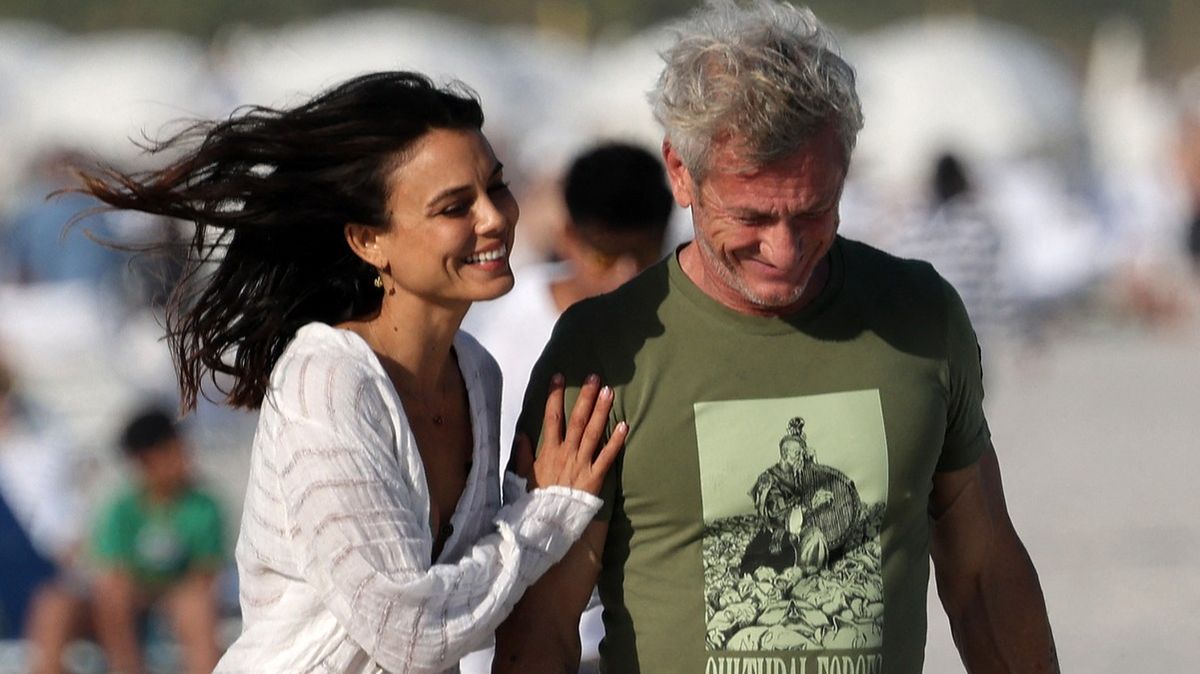 Sean Penn na pláži pookřál vedle krásné a výrazně mladší herečky z Rychle a zběsile. S ex Olgou se vodil ještě v říjnu